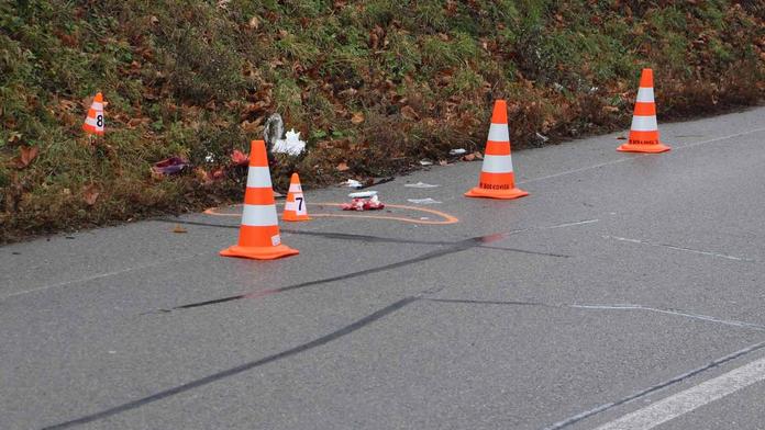 Žena (†58) přecházela silnici u zastávky autobusu, srazilo ji auto
