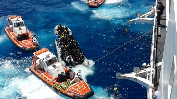 Italská pobřežní stráž zachránila z moře přes 200 migrantů
