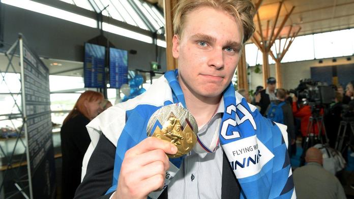 Přijeď ukázat, jak umíš kliky. Kakko NHL řekl NE, musí slavit!