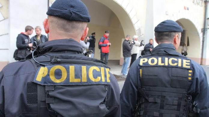 Čtyři pražští POLICISTÉ ZBILI zadrženého, a ještě vše otočili proti němu
