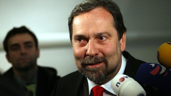 John je oficiálně ŠÉFEM PŘES KORUPCI!