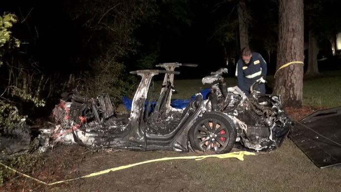 Podivná nehoda. Dva lidé zemřeli, za volantem Tesly ale nikdo neseděl