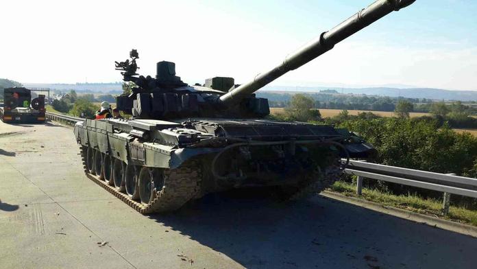 Záchrana reklamní cedule i tank na dálnici. Kuriózní zásahy hasičů