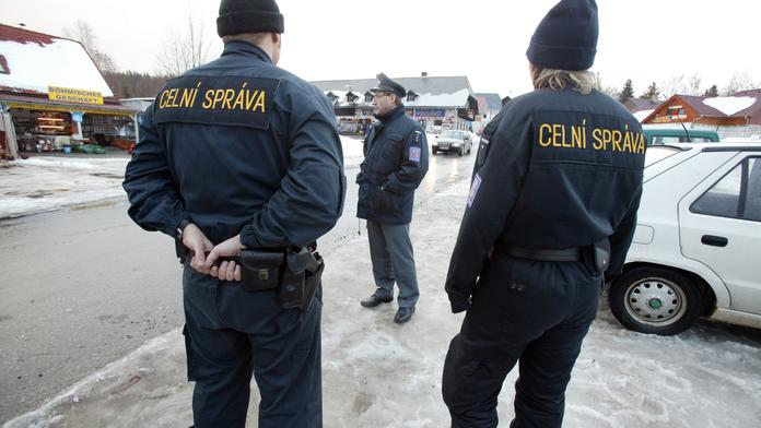 Padělky za více než milion! Celníci provedli razii v pražské tržnici Sapa