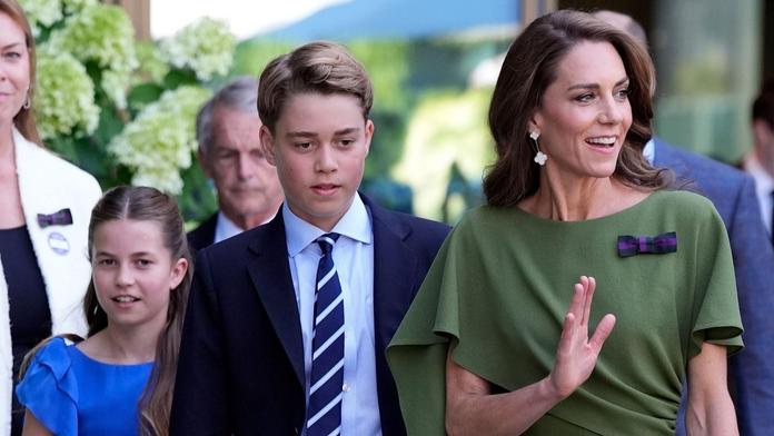 George a Charlotte se ukázali po boku Kate. Fanoušky zarazila jedna věc