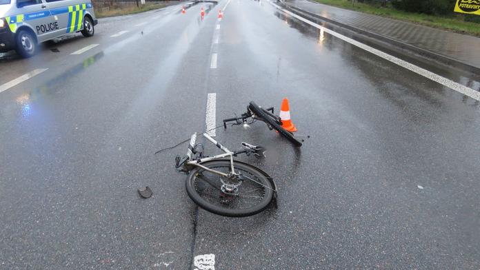 Osobní auto srazilo cyklistu, jeho kolo se po nárazu rozpůlilo!