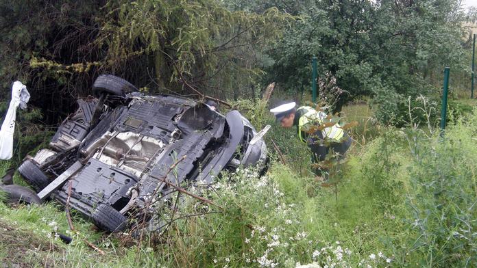 Důchodce převrátil auto na střechu, ve vraku zahynul!