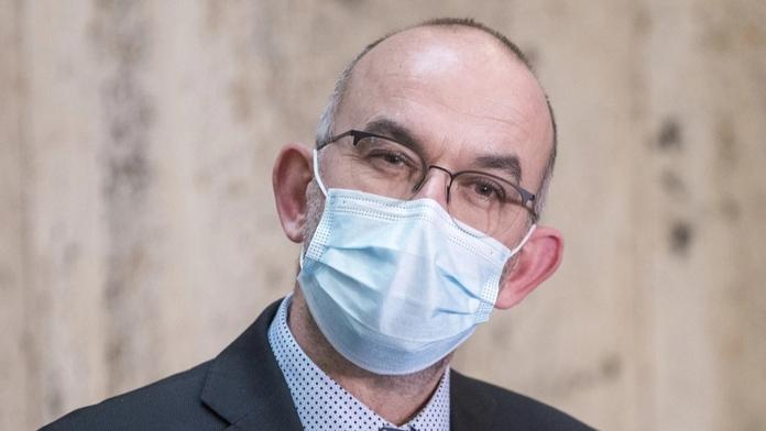 Roušky venku o samotě byly nezákonné. Jejich nošení před rokem nařídil Blatný