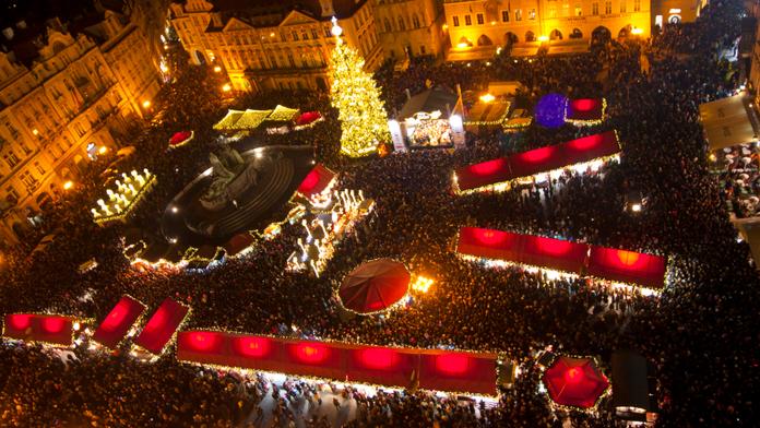 Vánoční strom rozzářil Staroměstské náměstí