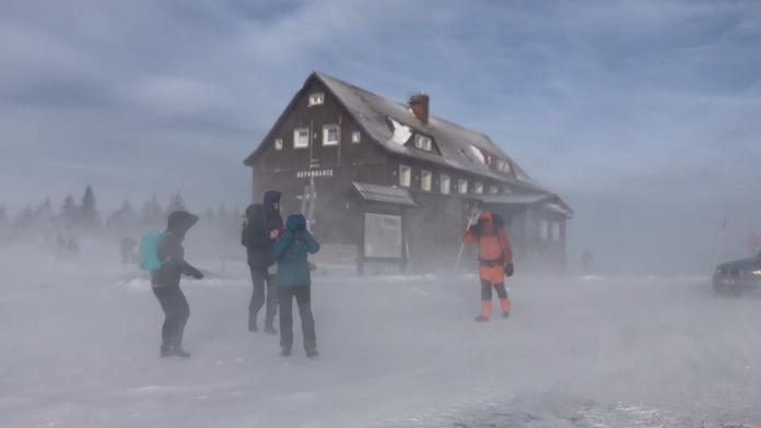 ČHMÚ vydal tři výstrahy! Česko potrápí vítr nad 100 km/h a nový sníh
