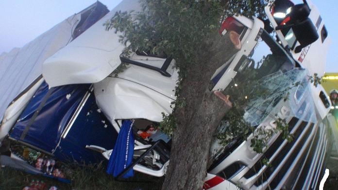 Řidič kamionu zázrakem přežil&nbsp; nehodu! Vyprostit ho museli hasiči