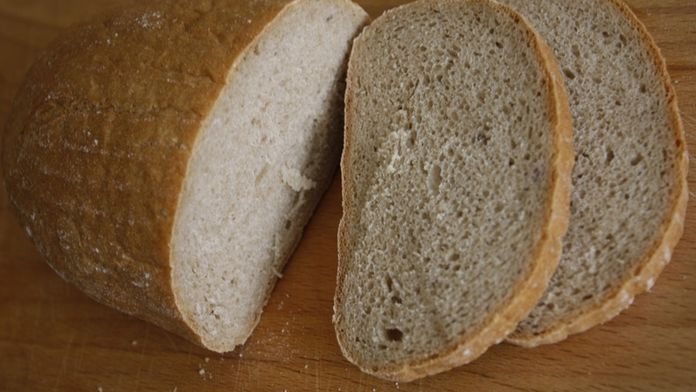Chleba v ledničce déle nevydrží. Podívejte se na největší mýty z kuchyní