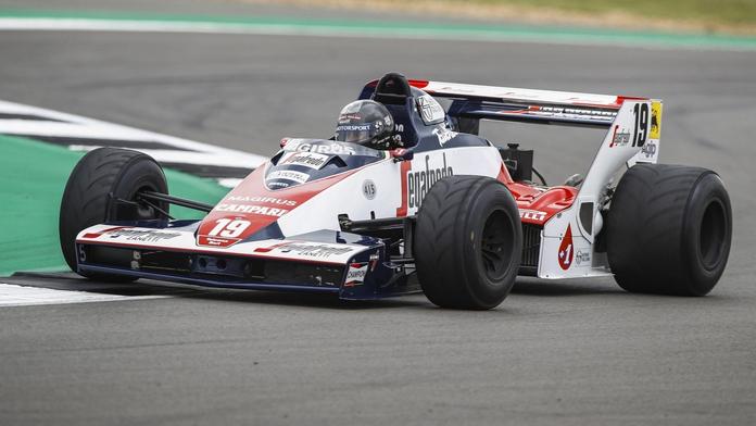 Monopost stáje F1 Toleman na slavném britském okruhu Silverstone