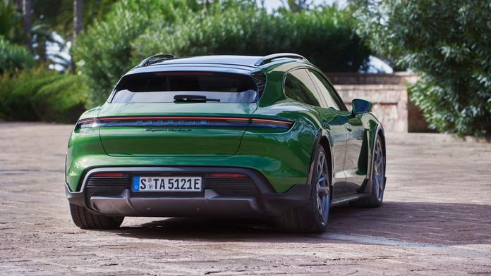 Brutální krádež. Zloději kvůli světlům doslova rozpárali luxusní porsche