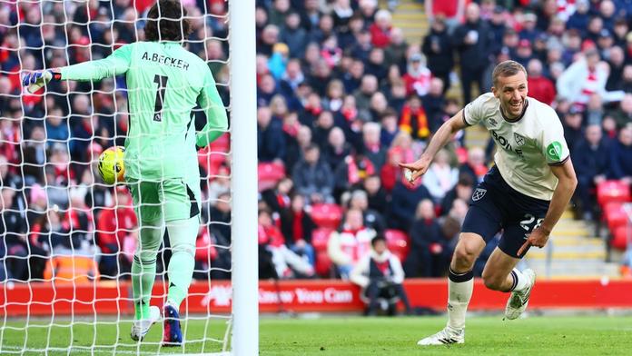 Tomáš Souček slaví gól do sítě Liverpoolu