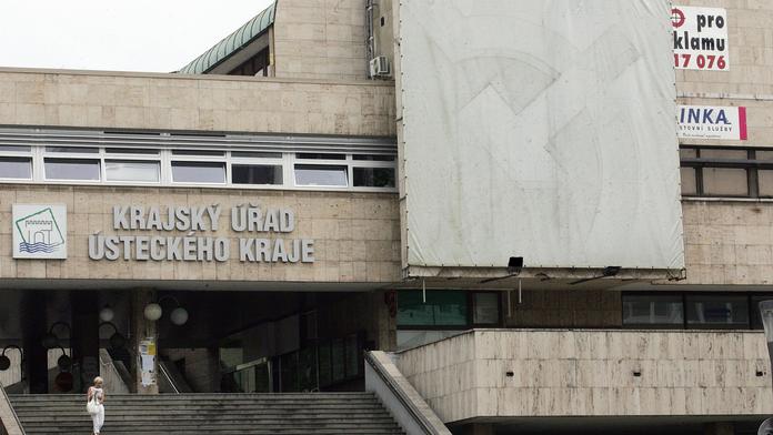 Z budovy krajského úřadu zmizí srp a kladivo. Řeší se blbosti, tvrdí někteří
