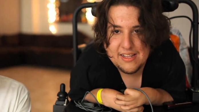 Hendikepovaný hráč mistrem videoher. Hry ovládá ústy