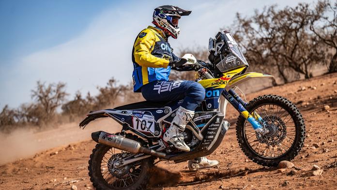 Na Dakar se dostal i přes zlomeninu v hrudníku. Čecha čeká premiéra