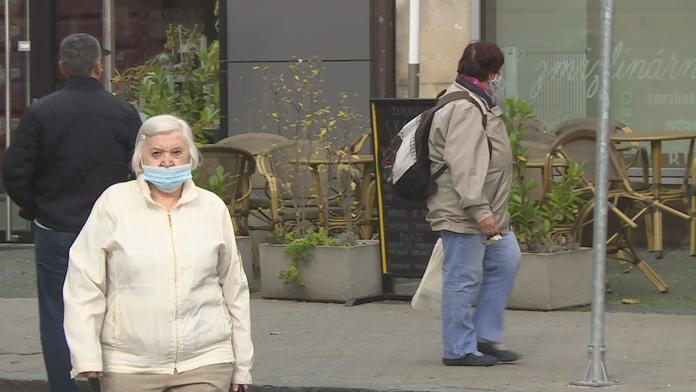 Účinnost roušek je na podzim nízká, tvrdí odbornice. Prymula nesouhlasí