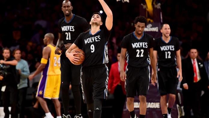 Wolves uctili trenéra černými tričky a vítězstvím nad Lakers