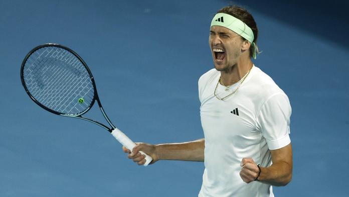 Alexander Zverev slaví výhru proti Carlosi Alcarazovi na Australian Open 2024