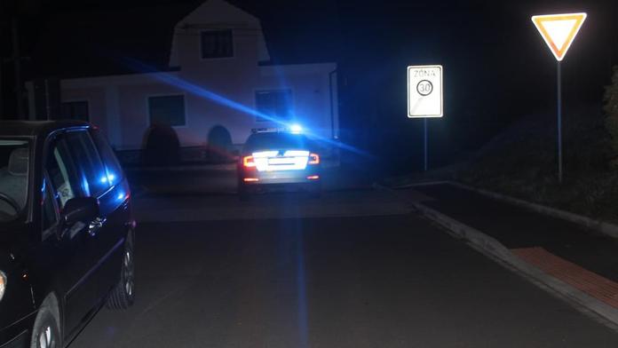 Hádka mužů o ženu skončila střelbou! Sousedé se kryli za auty