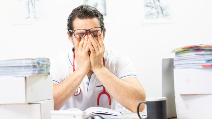 Podstav ve zdravotnictví vyřeší lékaři z Ukrajiny, problém je byrokracie