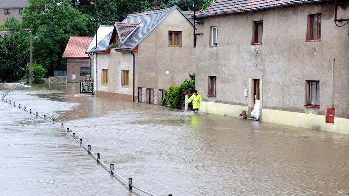VÝSTRAHA: V Česku hrozí povodně, vyhýbejte se vodním korytům