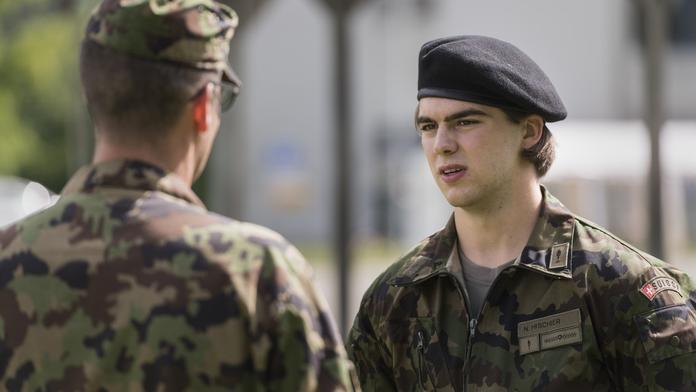 Místo hokeje do armády! Jednička draftu absolvovala vojenský výcvik