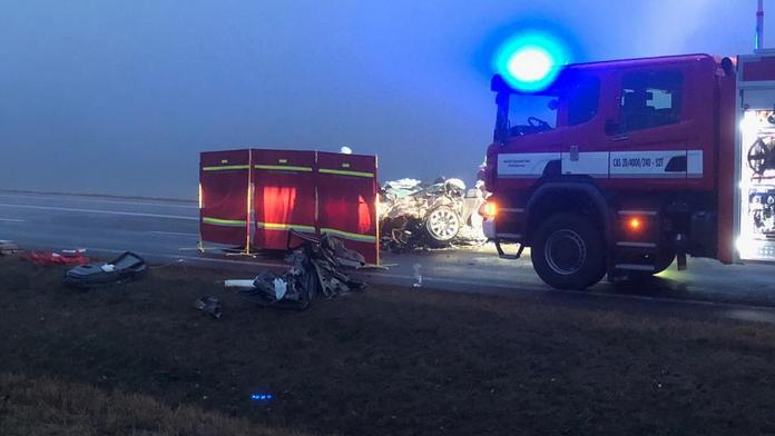 Tragická nehoda na silnici u Panenského Týnce. Zemřeli 2 lidé