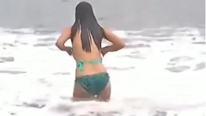 MUŽI ŠÍLÍ! Svůdná reportérka ztratila bikini v přímém přenosu