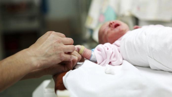 Dítě se narodilo s imunitou na covid-19. Virus se u něj ale nepotvrdil