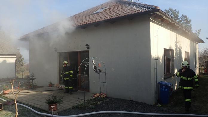 U Příbrami vyhořel rodinný dům, škoda je dva miliony!