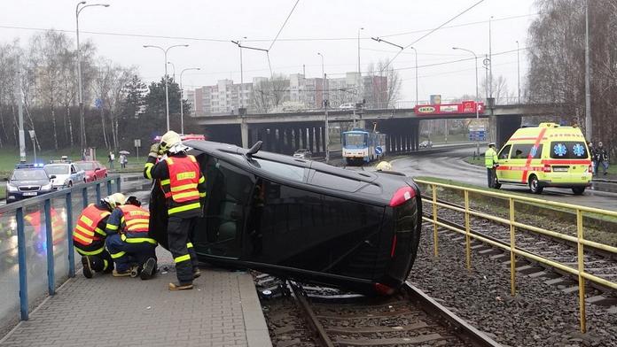 "Zaparkovat" mitsubishi na kolejích? V Ostravě je možné všechno!