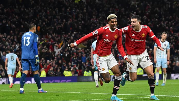 Manchester City překvapivě ztratil s outsiderem, Rashford spasil United