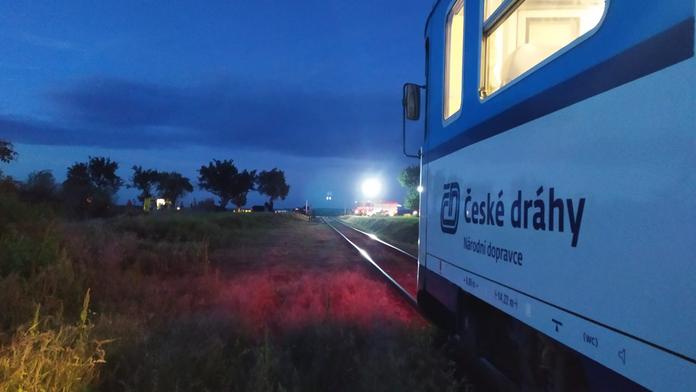 Vlak smetl nákladní auto u Prahy, provoz na trati stojí!