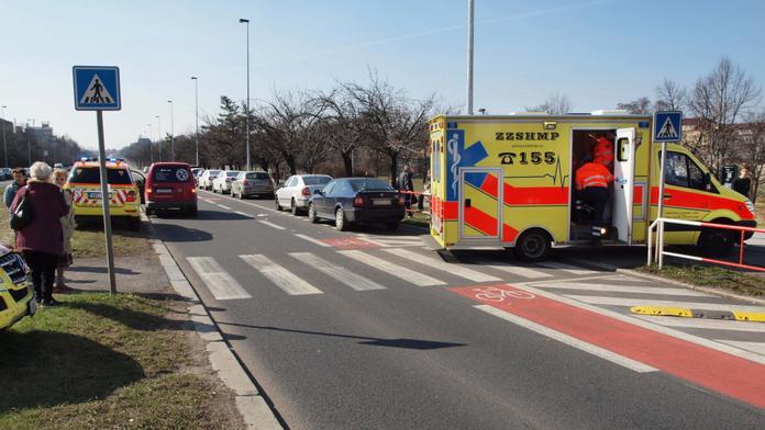 Řidič (75) srazil na přechodu dvě děti! Obě skončily v nemocnici