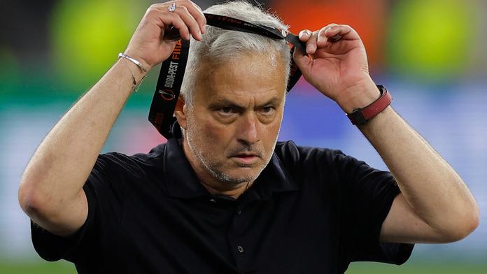 Mourinho po porážce běsnil. Medaili zahodil do publika a pak nadával sudímu