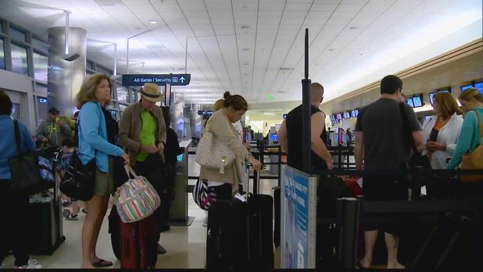 Další trik migrantů! S falešnými doklady se míchají mezi turisty