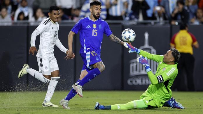 Nicolás González přeloboval gólmana Keylora Navase
