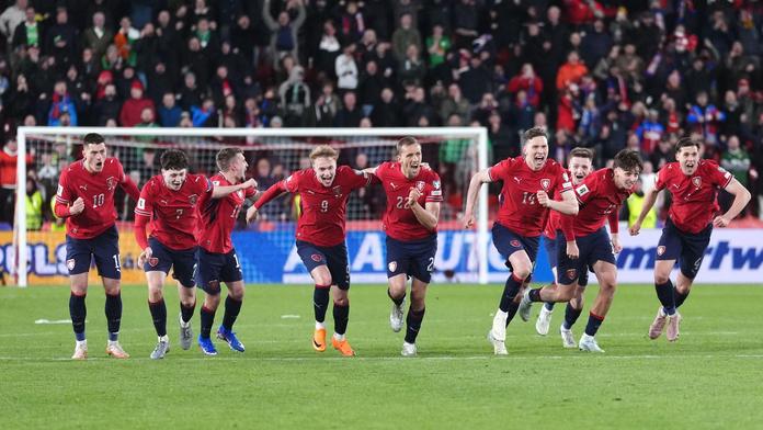Češi při penaltách podváděli, vztekají se irští fanoušci. Žádají UEFA o pomoc
