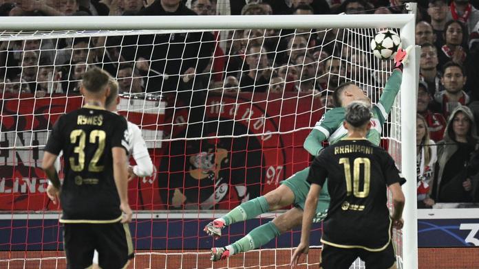 Kaan Kairinen (není na obrázku) překonal gólmana Alexandra Nübela, který se natahoval po míči marně