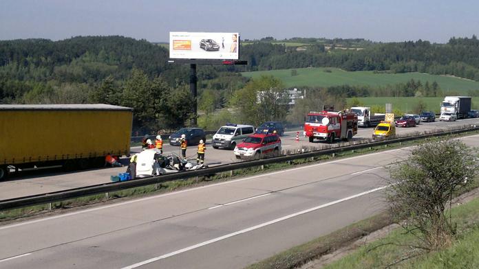 Hromadná srážka šesti aut a autobusu zablokovala D1