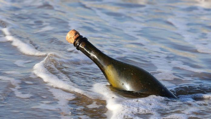 Mysleli si, že to je alkohol. Pět lidí zemřelo po vypití lahve objevené v moři