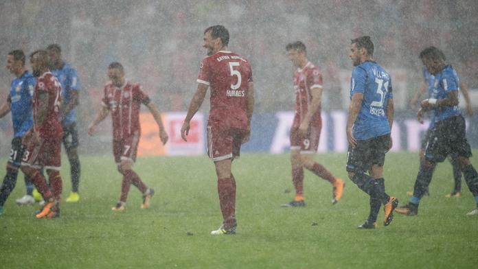 Bayern jako z cukru: Fotbalisté utíkali ze hřiště před deštěm