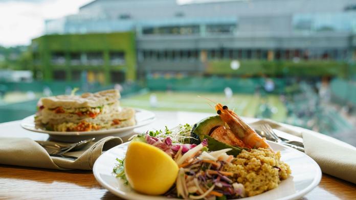 Takto se jí na Wimbledonu. Fanoušky pobouřilo drahé kuře s nugetou