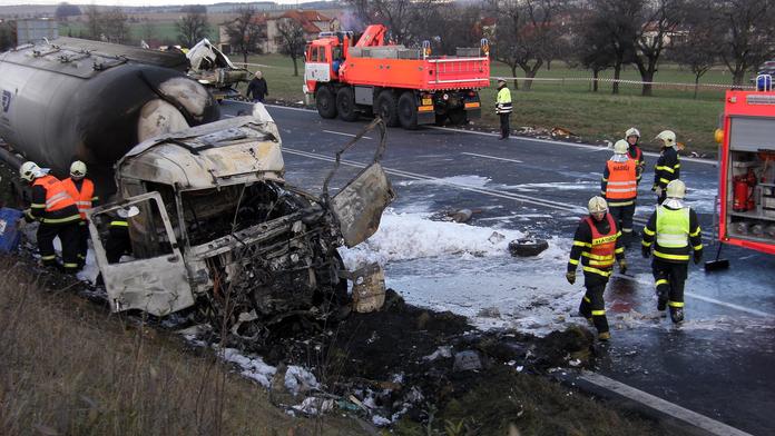 Kamion s olejem vyletěl z cesty, převrátil se a začal hořet!