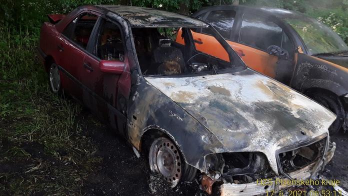 Žhář na Plzeňsku zapálil dvě auta! Další poškodilo sálavé teplo