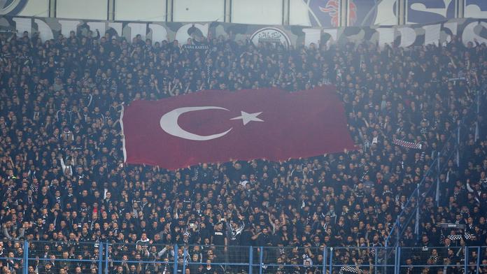 Drsná istanbulská dohra. Slávističtí fanoušci byli v Turecku napadeni nožem