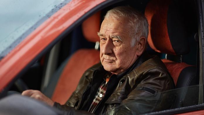 Senior vjel na D5 do protisměru. Dělník ho sprostě seřval, Čechy to rozdělilo